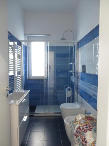 墨西拿Marea的蓝色的浴室设有卫生间和水槽