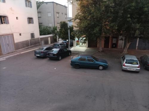 卡萨布兰卡Ain sbaa Hay mohmmadi的停在停车场的一群汽车