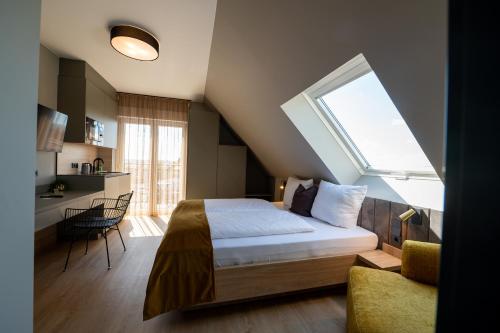 伯布林根V Business Apartments Böblingen的一间卧室设有一张大床和大窗户