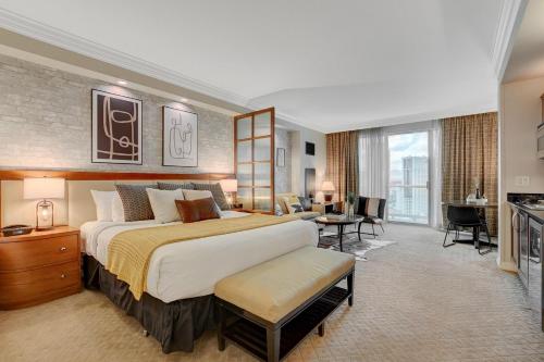 拉斯维加斯Premium Suite MGM Signature HIGH FLR Balcony Strip View的一间带大床的卧室和一间客厅