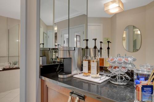 拉斯维加斯Premium Suite MGM Signature HIGH FLR Balcony Strip View的厨房里装有瓶子和玻璃杯的柜台