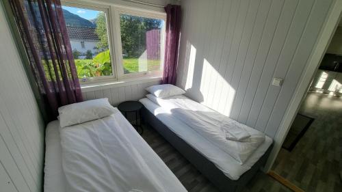巴尔斯塔Lofoten Overnatting - Ballstad的小房间设有床和窗户
