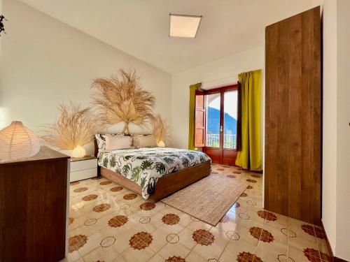 阿马尔菲Villa Nina Amalfi的一间卧室设有一张床和一个大窗户