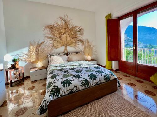 阿马尔菲Villa Nina Amalfi的一间卧室设有一张床和一个大窗户