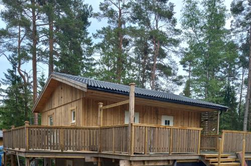 EnkärretEasystar guest house的大型小木屋 - 带大型甲板