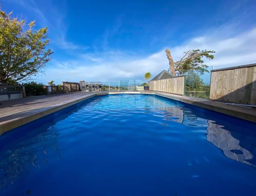 Parua BayKauri Villas的庭院里的一个蓝色海水游泳池