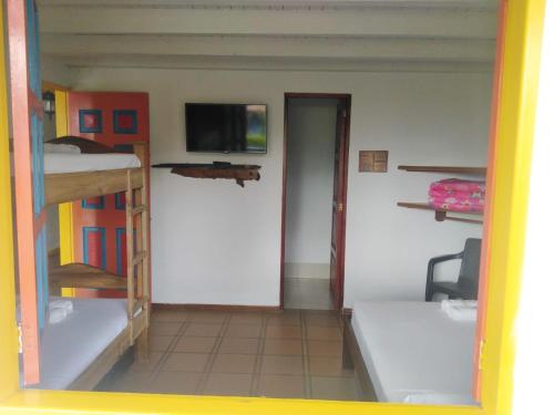 贾丁Hosteria El Paraiso的客房设有双层床和平面电视。