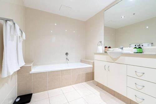 黄金海岸Southport Sea Views - Shores Apartment的白色的浴室设有浴缸和水槽。