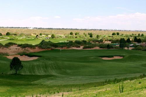 埃尔帕索Modern Hideaway的享有高尔夫球场和绿色田野的景色