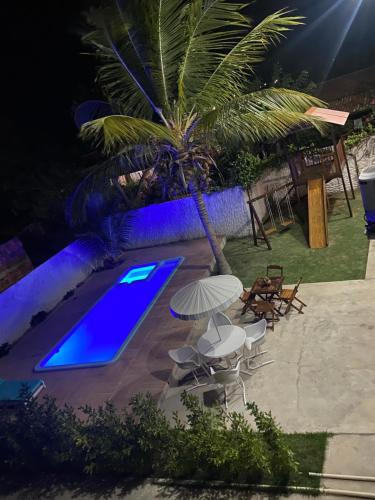 巴拉格兰德Flats Villa Gelú的游泳池,晚上带蓝色泳池