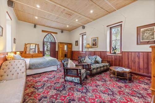 克莱尔克莱尔谷小屋假日公园的一间卧室配有一张床、一张沙发和一张桌子