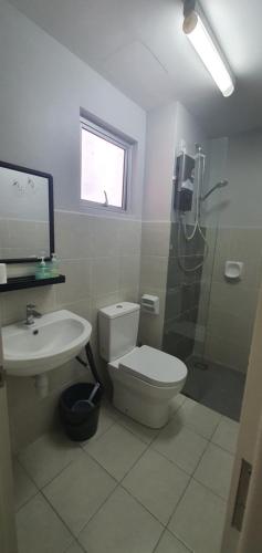 雪邦La Suite@Alanis Residence的浴室配有卫生间、盥洗盆和淋浴。