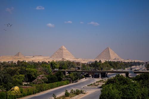 开罗Pyramids sunrise inn的街道上吉萨金字塔的景色