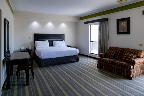 马塔莫罗斯马塔莫罗斯广场贝斯特韦斯特酒店的酒店客房,配有床和沙发
