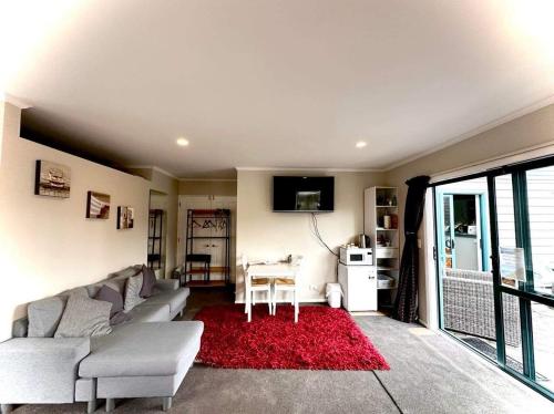 帕拉帕拉乌穆Observation Guest Suite的带沙发和红色地毯的客厅