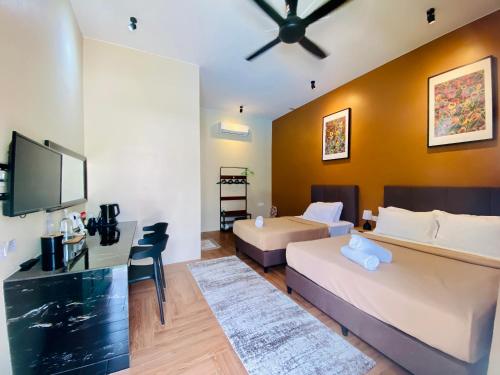瓜拉丁加奴Gading Chalet的酒店客房设有两张床和一台平面电视。