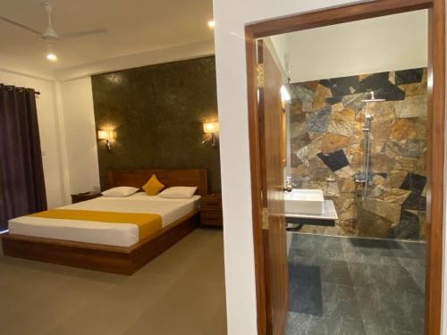 哈伯勒内Lina Hotel的一间卧室配有一张床,浴室设有淋浴。