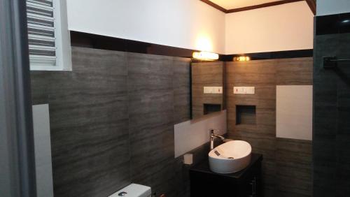 卡卢特勒GAYA HOMESTAY的一间带水槽和镜子的浴室