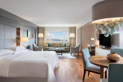 斯德哥尔摩斯德哥尔摩喜来登酒店的酒店客房 - 带一张床和用餐室