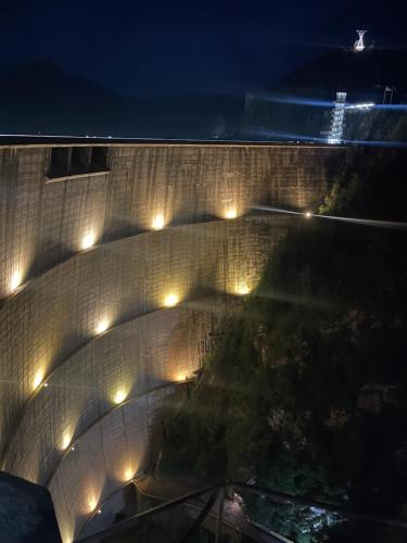 阿雷富Pensiunea Lac的夜间用灯光打造的石墙