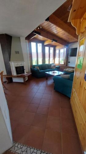佛加里达Villa Gaia的客厅设有蓝色的沙发和壁炉