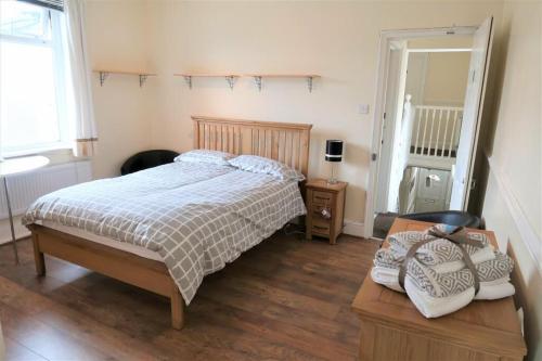 Thamesmead2 Bedroom cosy stay in Barking的一间卧室配有一张床、一张桌子和一面镜子