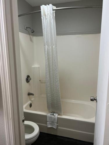 克利夫兰阿普尔盖特旅馆的一间带卫生间、浴缸和淋浴的浴室