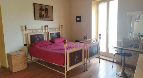 LettomanoppelloCasa di Principe - Piazza的一间卧室配有一张红色床罩的床