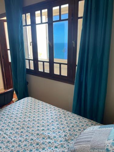 萨菲Vu sur corniche的一间卧室设有一张床和一个海景窗户