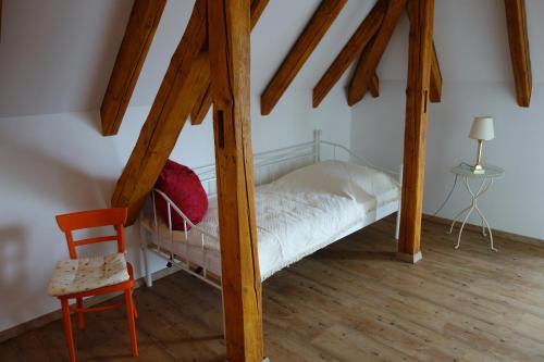 巴特基辛根Ferienwohnung & Wellness的一间小卧室,配有一张床和一把椅子