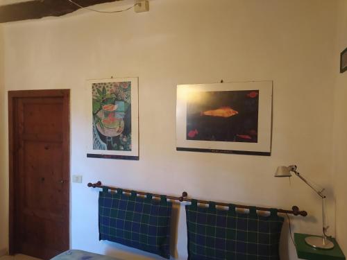 里奥内莱尔巴Casa Alice的墙上有两张照片的房间和两条毛巾