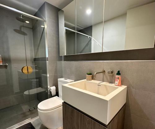 阿德莱德Luxury Top Level 1 Bedroom Apartment with Stunning View in Adelaide CBD - 1 minute walk to Rundle mall - Free Wifi & Netflix的一间带水槽、卫生间和镜子的浴室