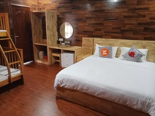 贡布Domnak Teuk Chhou的一间卧室设有一张床和木墙