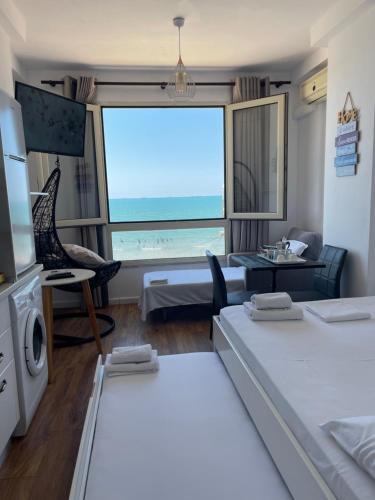 都拉斯Arteg Apartments - Full Sea View的海景客房 - 带两张床