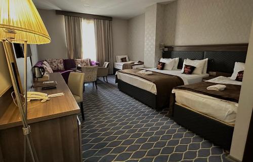埃尔比勒班诺酒店的酒店客房带两张床和一个客厅