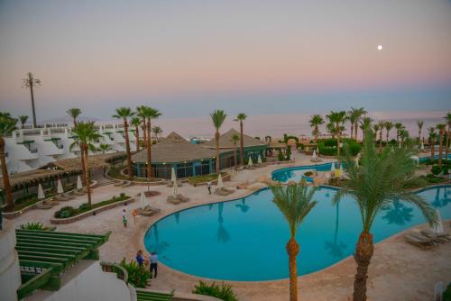 沙姆沙伊赫Safir Sharm Waterfalls Resort的享有度假村的空中景致,设有大型游泳池
