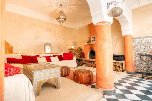 马拉喀什Riad de l'Ange的带沙发和壁炉的客厅