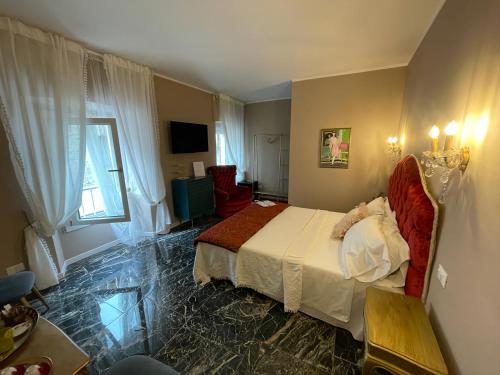 西尔米奥奈Prestige Suite Via Romagnoli的一间卧室,卧室内配有一张床和一把椅子