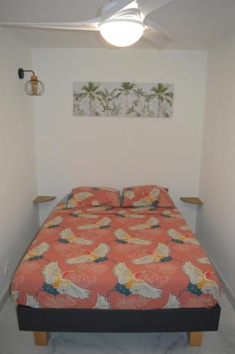 圣保罗Les Palmiers-Saint Gilles的卧室内的一张床位,