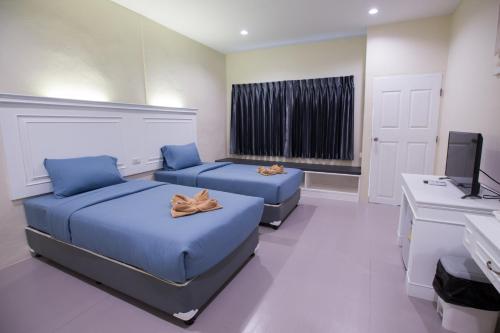 农南登Diamond Hill Resort的一间卧室配有两张床、一台电视和一张书桌