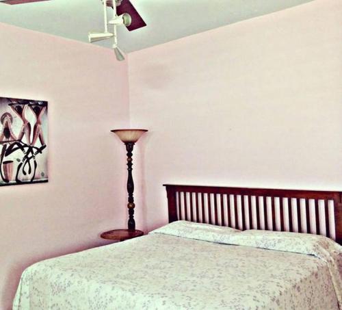 蒙特哥贝Jamrock Secret Retreat的一间卧室配有一张床和一盏灯