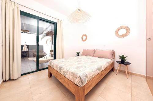 科斯塔特吉塞Casa Costa Esmeralda Plus-Pool and Relax的一间卧室设有一张床和一个阳台