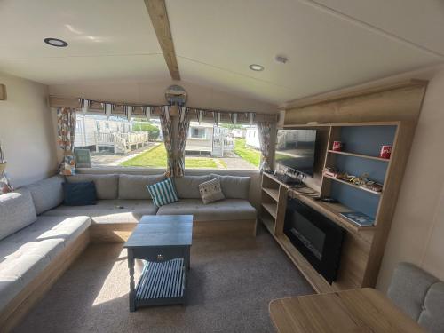LincolnshireButlins Skegness Caravan的客厅配有沙发和桌子