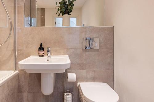 埃普瑟姆Epsom Modern Luxury 1 Bed Apartment with Extra Sofa Bed - East Street的一间带水槽和卫生间的浴室