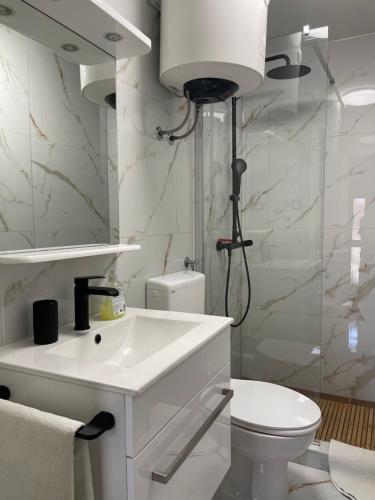 穆泰尔岛Guesthouse Davorka Bijelić的浴室配有白色水槽和卫生间。
