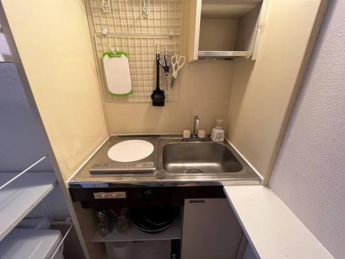 东京Cozy inn Oyama的一个带水槽和台面的小厨房