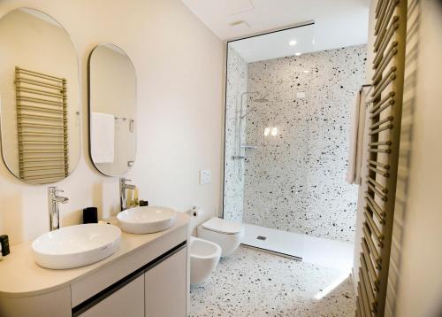 威尼斯Maison Boutique Al Redentore的一间带两个盥洗盆和淋浴的浴室
