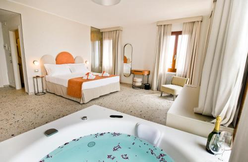 威尼斯Maison Boutique Al Redentore的酒店客房配有一张床和浴缸。