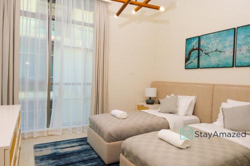 迪拜Amazing 2 BR in The Polo Residence Meydan的一间带两张床和一张沙发的客厅