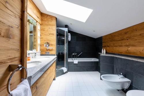 施利尔塞西里亚哲亚霍夫酒店的浴室配有盥洗盆、卫生间和浴缸。